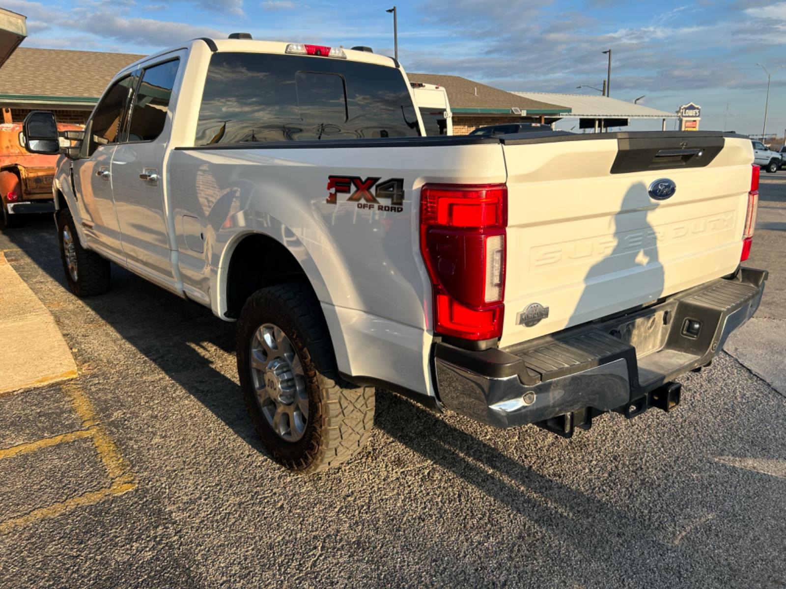 2021 White Ford F-250 SD King Ranch Crew Cab 4WD (1FT8W2BT5ME) with an 6.7L V8 OHV 16V DIESEL engine, 6A transmission, located at 1687 Business 35 S, New Braunfels, TX, 78130, (830) 625-7159, 29.655487, -98.051491 - Photo #7